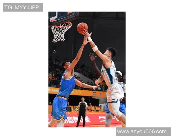 CBA青岛对阵新疆激战正酣球迷热情高涨期待精彩表现 CBA青岛对阵新疆激战正酣球迷热情高涨期待精彩表现