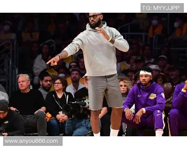 詹姆斯：从篮球传奇到商业巨头的华丽转身与人生哲学探讨